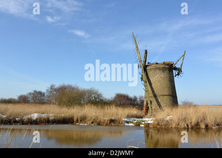 Vue d'hiver de Brograve moulin de drainage, près de Horsey, Norfolk Broads, Parc National Banque D'Images