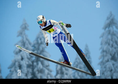 Liberec, République tchèque. 26 janvier 2013. Yukiya Sato du Japon s'élance dans l'air lors de l'équipe masculine de l'événement de ski nordique lors des Championnats du Monde de Ski Junior à Liberec, à quelque 90 kilomètres au nord de Prague, République tchèque, le samedi, Janvier 26, 2013. Photo : CTK / Alamy Live News Banque D'Images