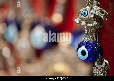 ISTANBUL Turquie - Turquie cordon porte-bonheur amulette, symbole de protection contre le mauvais Œil. Grand Bazar Kapali Carsi Kapalicarsi Banque D'Images