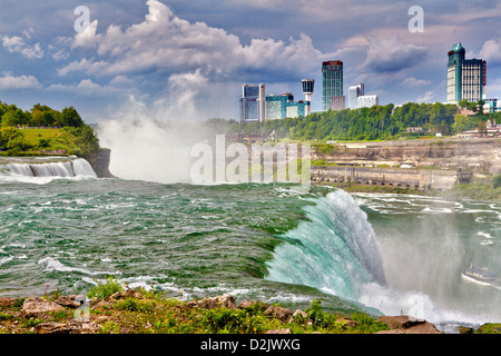 Jour de tempête sur les chutes du Niagara vues de bord de American Falls sur le côté américain de la rivière Niagara Banque D'Images