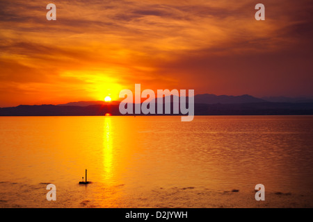 Coucher de soleil sur le lac de Garde en Italie. Banque D'Images