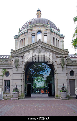 Une fois que la Chambre de l'éléphant sculpté vue par la sculpture ornant l'extérieur et à l'heure actuelle, le Bronx Zoo entrée centrale. Banque D'Images