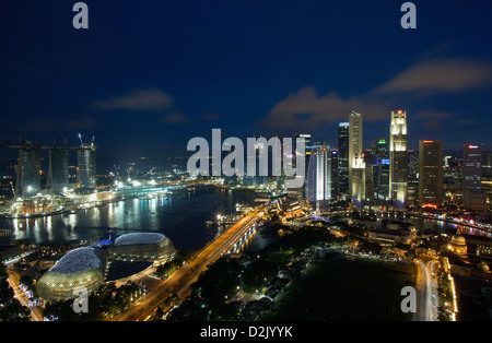 Singapour, République de Singapour, Marina Bay et les toits du quartier financier de nuit Banque D'Images