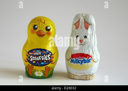 Milky Bar Nestlé Nestlé et lapin de Pâques Pâques chocolat Smarties mini poussin isolé sur fond blanc - prêt pour Pâques Banque D'Images