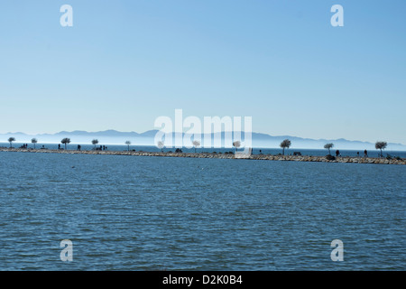 Vue de la passerelle par la Mar Menor de La Manga à Lo Pagan, Murcia, Espagne Banque D'Images