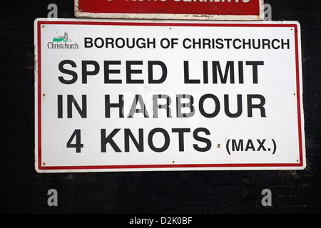 Quartier de Christchurch limite de vitesse dans le port 4 noeuds (max) signe à Mudeford Hengistbury Head, Christchurch, Dorset en janvier hiver Banque D'Images