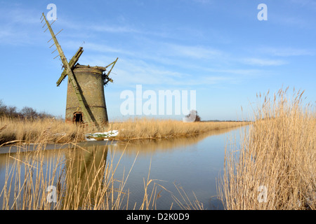 Vue d'hiver de Brograve moulin de drainage, près de Horsey, Norfolk Broads, Parc National Banque D'Images