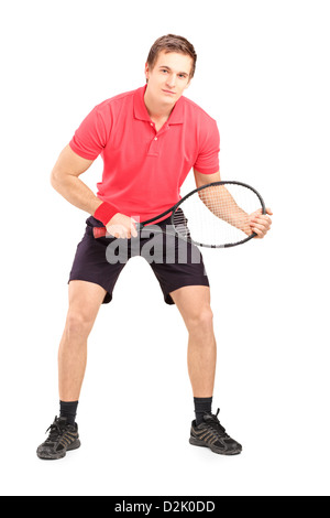 Portrait d'un joueur de tennis masculin tenant une raquette isolé sur fond blanc Banque D'Images