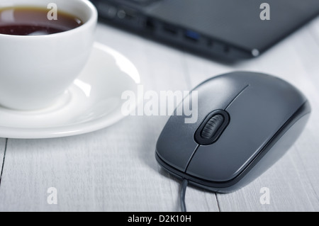 Ordinateur portable et de la souris avec une tasse de café sur la table libre Banque D'Images