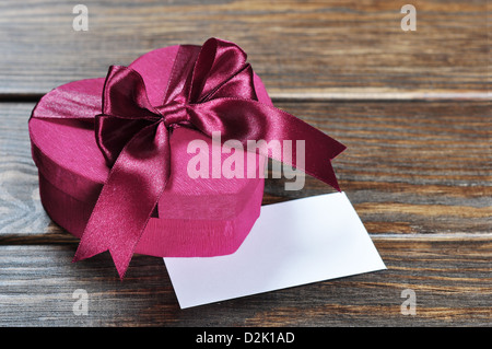 Rose en forme de coeur boîte cadeau Saint Valentin sur fond de bois. Banque D'Images