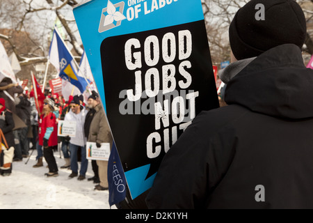 Des milliers de protestation devant la direction du parti libéral de l'Ontario à Toronto le 26 janvier 2013 à Toronto, Canada 1. Banque D'Images