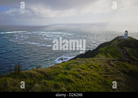 Où la Tasman et du Pacifique se rencontrent. Du cap Reinga, la pointe nord de l'Île du Nord, en Nouvelle-Zélande. Banque D'Images