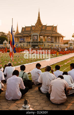 Phnom Penh, Cambodge. 26 Jan, 2013des foules de gens se rassembler devant le Palais Royal de la capitale cambodgienne Phnom Penh le 26 janvier 2013 pour payer leur respect pour l'ancien roi Sihanouk, décédé en exil à Pékin le 15 octobre 2012. Banque D'Images