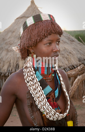 Portrait de jolie femme Hamar avec ocre dans les cheveux et de beaux bijoux en perles et collier en cuir à l'outfit Banque D'Images