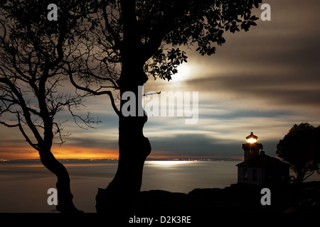 Four à chaux se dresse le phare veille sur Détroit de Haro à l'aube, Washington Banque D'Images