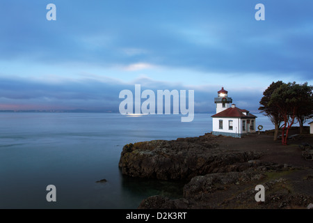 Four à chaux se dresse le phare veille sur Détroit de Haro à l'aube, Washington Banque D'Images