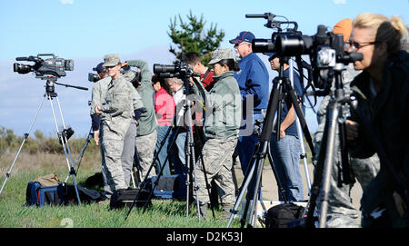 Jan 26,2013. VANDENBERG AFB CA. Les photographes se préparer comme la 30e Escadre l'espace et l'Agence de défense antimissile des États-Unis de lancer un test en vol des prérogatives de.la mi-parcours terrestre déclasse le système de défense aujourd'hui samedi à 14 h 00. .L'épreuve impliquent le lancement d'un missile intercepteur terrestre déclasse le stade.. Il n'implique pas d'intercepter, et aucun missile cible sera.lancé. MDA va utiliser les résultats de l'essai d'améliorer et de renforcer l'IGGD.élément du système de défense antimissile balistique, destinée à défendre la nation,.les forces déployées, les amis et alliés d'attaques de missiles balistiques,.(photo de Banque D'Images