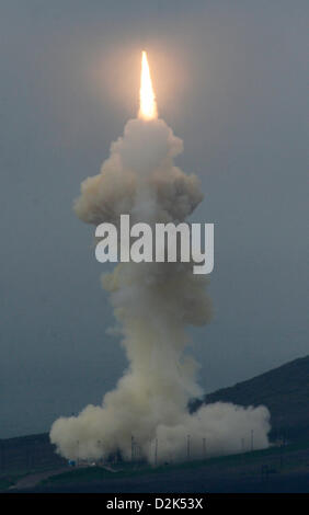 Jan 26,2013. VANDENBERG AFB CA. La 30e Escadre l'espace et l'Agence de défense antimissile des États-Unis de lancer un test en vol des prérogatives de.la mi-parcours terrestre déclasse le système de défense aujourd'hui samedi à 14 h 00. .L'épreuve impliquent le lancement d'un missile intercepteur terrestre déclasse le stade.. Il n'implique pas d'intercepter, et aucun missile cible sera.lancé. MDA va utiliser les résultats de l'essai d'améliorer et de renforcer l'IGGD.élément du système de défense antimissile balistique, destinée à défendre la nation,.les forces déployées, les amis et alliés d'attaques de missiles balistiques,.(photo de Gene Blevins LA Daily News Banque D'Images