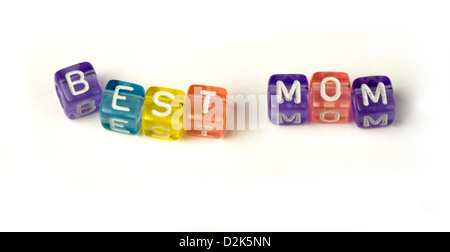 Meilleure Phrase maman sur les cubes en bois multicolores isolé blanc Banque D'Images