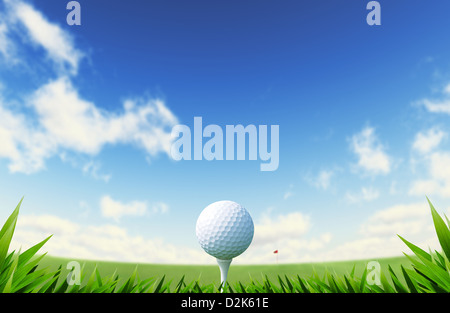 Green Golf avec cour close up sur l'herbe et la balle sur tee. avec drapeau rouge sur une distance et de ciel bleu avec des nuages. Banque D'Images