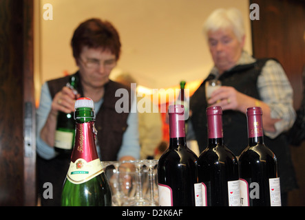 Berlin, Allemagne, pour donner aux femmes un champagne et vin Banque D'Images