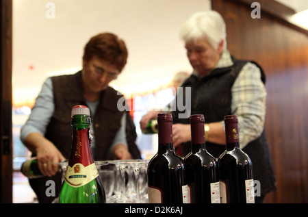 Berlin, Allemagne, pour donner aux femmes un champagne et vin Banque D'Images