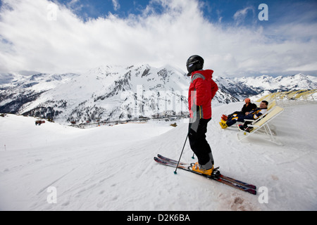 Permanent à la vue au skieur de sommets enneigés, Autriche Banque D'Images