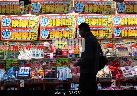 Tokyo, Japon, silhouette, l'homme en face d'une pharmacie dans le quartier de Shinjuku Banque D'Images