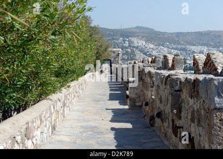 Bodrum Turquie. Vue depuis le 15e siècle château croisé médiéval de Saint Pierre, construit par les Chevaliers Hospitaliers de Saint Jean. Banque D'Images