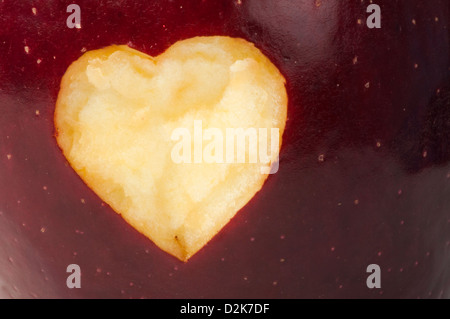 Gros plan en forme de coeur gravé dans la pomme rouge Banque D'Images