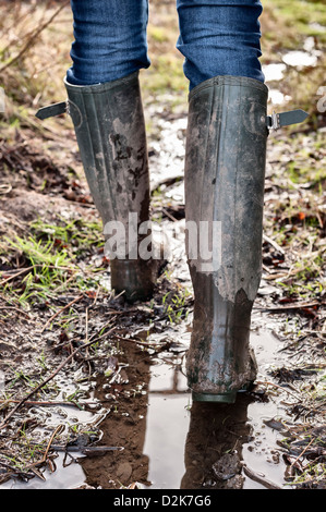 Green Hunter Wellies (marque) - Bottes en champ boueux humide Banque D'Images