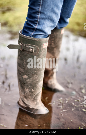 Green Hunter Wellies (marque) - Bottes en champ boueux humide Banque D'Images