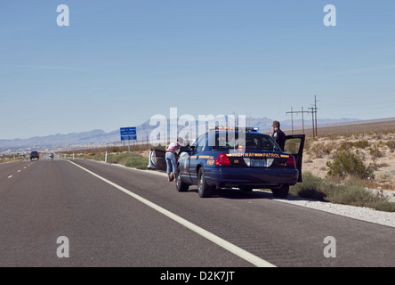 CALIFORNIA HIGHWAY PATROL ARRÊTER UNE VOITURE SUR UNE ROUTE EN CALIFORNIE Banque D'Images