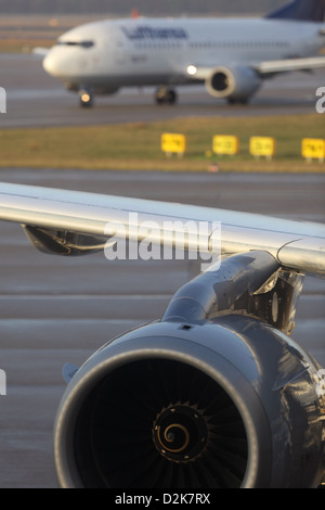 Berlin, Allemagne, Lufthansa avion sur une piste de l'aéroport Berlin-Tegel Banque D'Images