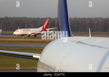 Berlin, Allemagne, les avions sur une piste de l'aéroport Berlin-Tegel Banque D'Images