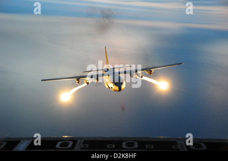 Une mission de formation de nuit C-130 utilise des torches comme une antenne en direct contre-mesure infrarouge utilisé pour vaincre la chaleur infrarouge (homing) à la recherche de sol-air ou des missiles air-air le 25 septembre 2012 autour de Niagara Falls, New York. Banque D'Images