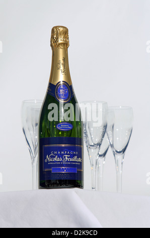 Saint-Moritz, Suisse, la marque Nicolas Feuillatte champagne bouteille et verres de champagne Banque D'Images