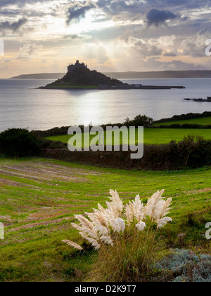 Coucher de soleil sur St Michaels Mount et Cornwall Marazion England UK Banque D'Images