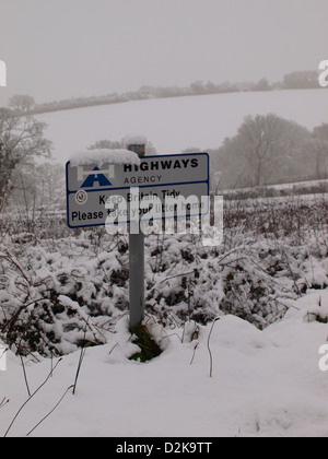 Highways Agency signe de route sur l'A30 près de Okehampton, Devon, UK Janvier 2013 Banque D'Images