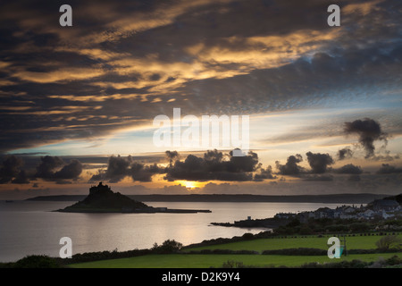 Coucher de soleil sur St Michaels Mount et Cornwall Marazion England UK Banque D'Images