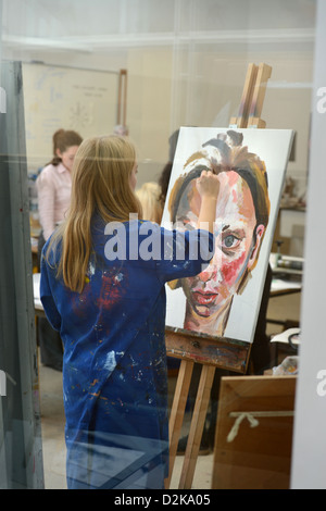 Un 'A' niveau peinture étudiant Cours à Pates Grammar School à Cheltenham, Gloucestershire UK Banque D'Images