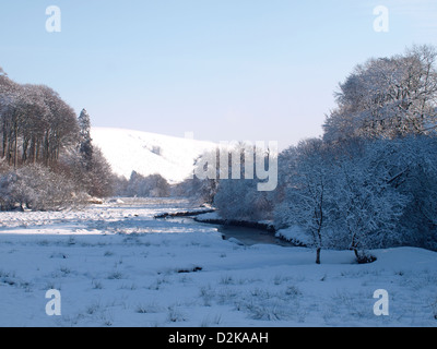 Cours d'eau dans une vallée dans la neige, Exmoor, Somerset, Royaume-Uni. Janvier 2013 Banque D'Images