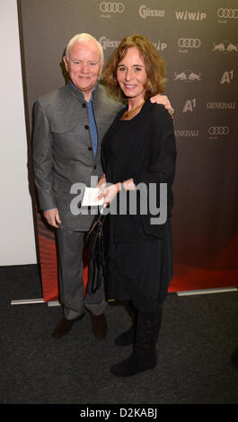 Designer autrichien Werner Baldessarini et sa femme posent au Kitz Cathrin Parti course après course du Hahnenkamm de Kitzbühel, Autriche, 26 janvier 2013. Ce week-end des stars se rassemblent dans la station de ski de Metropolis. Photo : FELIX HOERHAGER Banque D'Images