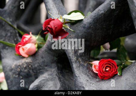 Hommages à fleurs le Monument commémoratif de l'Holocauste. Cérémonie en mémoire de la persécution des Juifs pendant la Seconde Guerre mondiale, à Thessalonique, dans le nord de la Grèce, le Dimanche, Janvier 27, 2013. Il y avait quelques 50 000 juifs vivant à Thessalonique au début de la Seconde Guerre mondiale, et près de 45 000 d'entre eux ont péri en camp de concentration d'Auschwitz, et la Grèce commémore officiellement l'Holocauste chaque 27 janvier. Banque D'Images