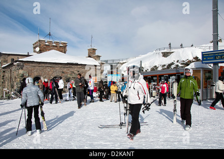 Gornergrat est la plus haute gare en plein air ouvert en 1898, prend chaque jour, un grand nombre de touristes et skieurs. Banque D'Images
