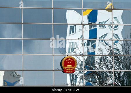 Berlin, Allemagne, en face de l'ambassade de Chine reflète les maisons Banque D'Images