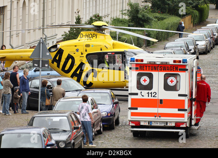 Leipzig, Allemagne, l'ADAC de sauvetage par hélicoptère Christoph 61 sur un carrefour Banque D'Images