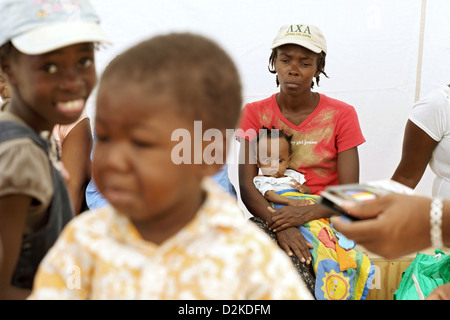 Carrefour, Haïti, la mère et l'enfant dans la salle d'attente pour les patients Banque D'Images