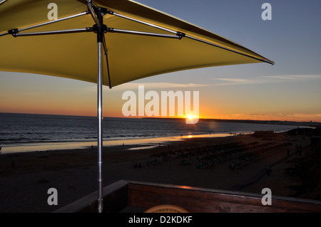 Parasol au coucher du soleil dans le Gale, District de Faro, Algarve, Portugal Banque D'Images