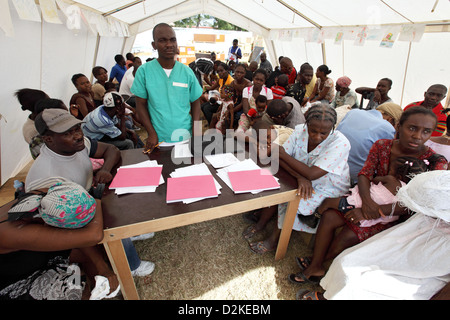 Carrefour, Haïti, les patients attendent dans la tente sur leur traitement Banque D'Images